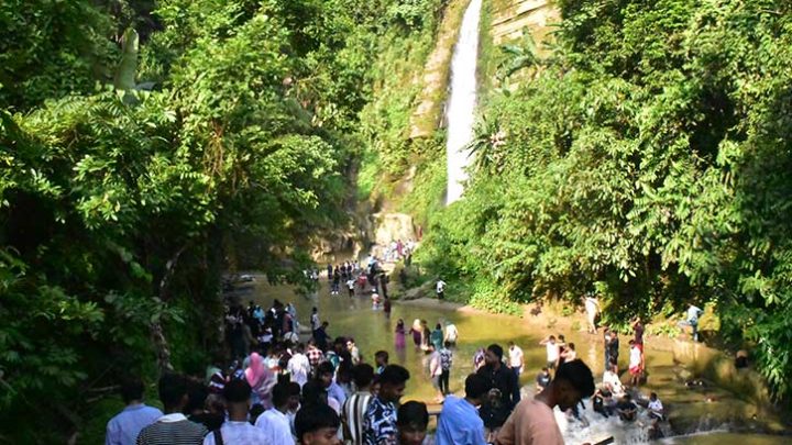 মাধবকুণ্ডে ঝরনার রূপে মুগ্ধ পর্যটকের ঢল