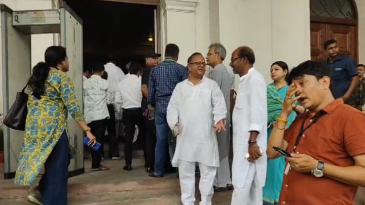 পশ্চিমবঙ্গ বিধানসভার অধিবেশনের প্রথম দিনেই হট্টগোল