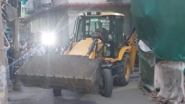 অবৈধ স্থাপনা উচ্ছেদে বুলডোজার চললো কলকাতায়