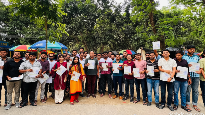 গণভোটের প্রশ্নে ভিন্নমত, সচেতনতায় ইবি ছাত্রদলের লিফলেট বিতরণ