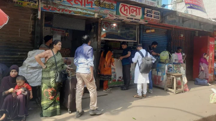 ঈদের তৃতীয় দিনেও রাজধানী ছাড়ছেন অনেকে