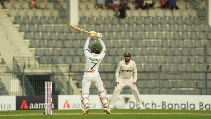 যত্নে আঁকা ক্যানভাসে কিছুটা বিবর্ণতার ছোঁয়া