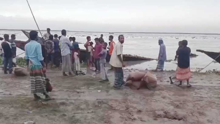 গাইবান্ধায় ৪৬৭ বস্তা ভিজিএফ চাল ভর্তি ২ নৌকা ডুবি