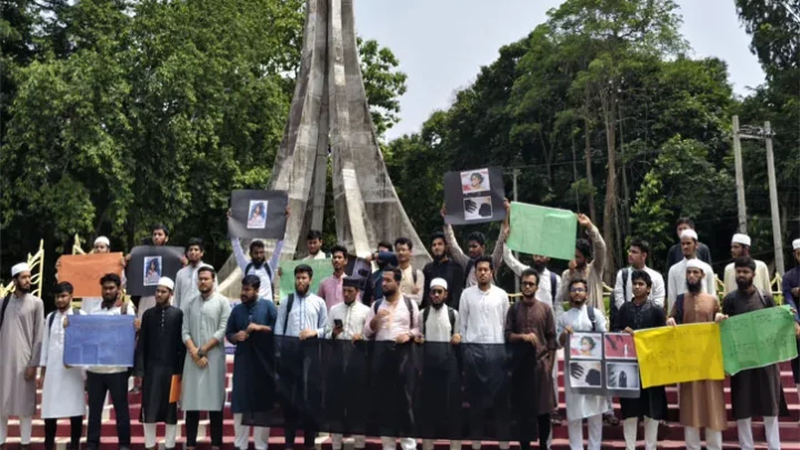 রামিসা হত্যাকাণ্ডের বিচার দাবিতে চবিতে মানববন্ধন