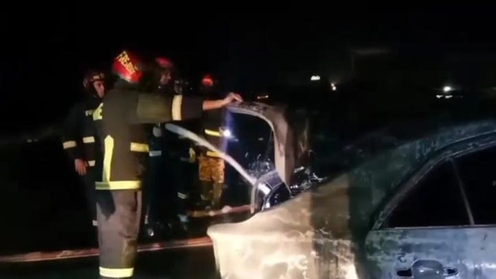 এক্সপ্রেসওয়েতে মধ্যরাতে প্রাইভেটকারে আগুন