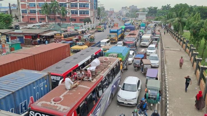 চন্দ্রায় ১০, নবীনগরে ৫ কিমি জুড়ে যানবাহনে ধীরগতি