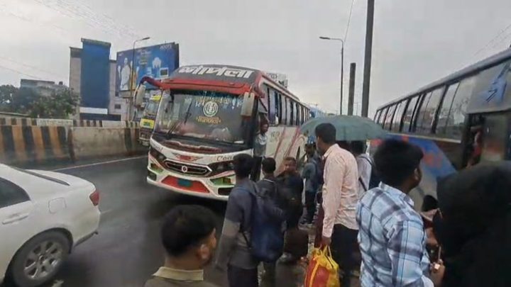রাতভর যানজট, সকালের বৃষ্টিতে ভোগান্তি চরমে
