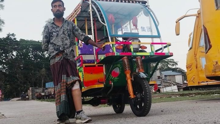 সেই ইসমাইল পেলেন কৃত্রিম পা ও অটোরিকশা