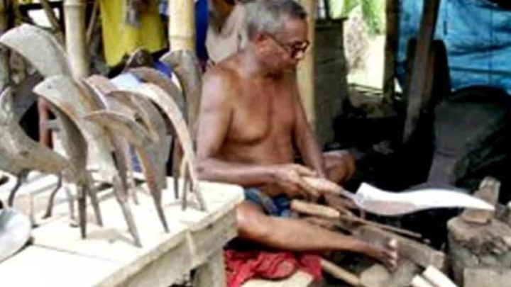 খুলনার কামারশালায় চলছে শেষ মুহূর্তের ব্যস্ততা