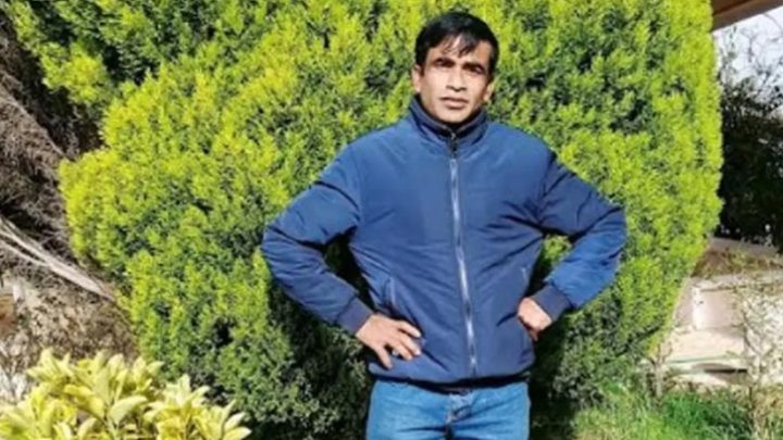 ‘আমার পোলাডারে একবার ধরতে দিও, আমি নিজের হাতে মাটি দিমু’