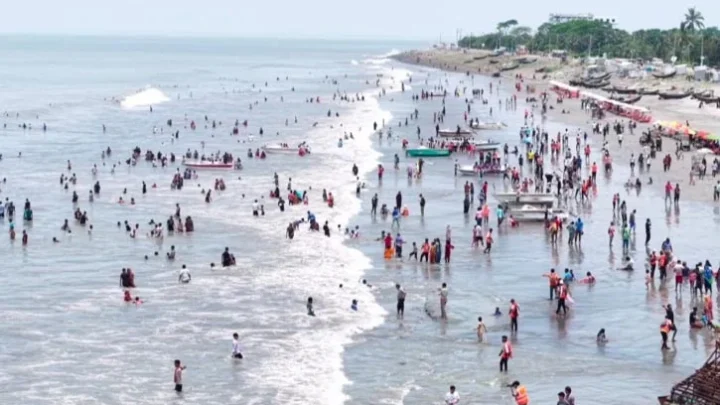 সাগরকন্যা কুয়াকাটায় ঈদ আনন্দ, হতাশ ব্যবসায়ীরা