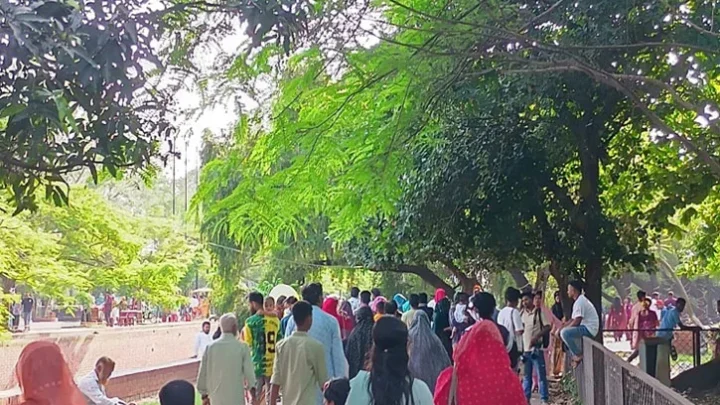 ঈদের ছুটিতে মুখর ছিল রমনা পার্ক