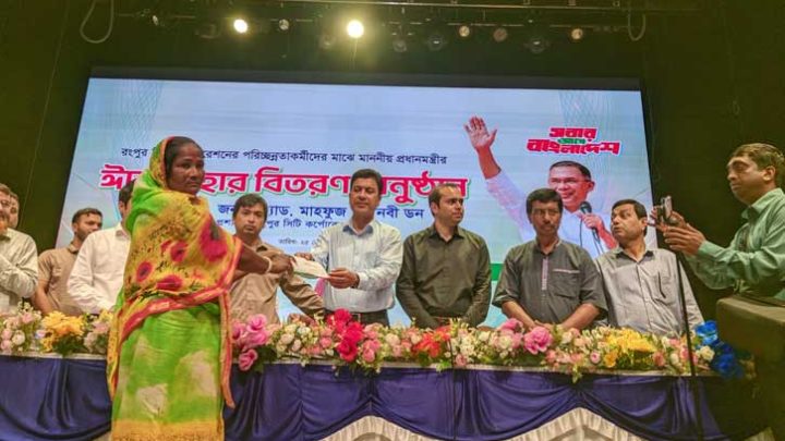 রংপুরে ৮৫৫ জন পরিচ্ছন্নতাকর্মী পেলেন প্রধানমন্ত্রীর উপহার
