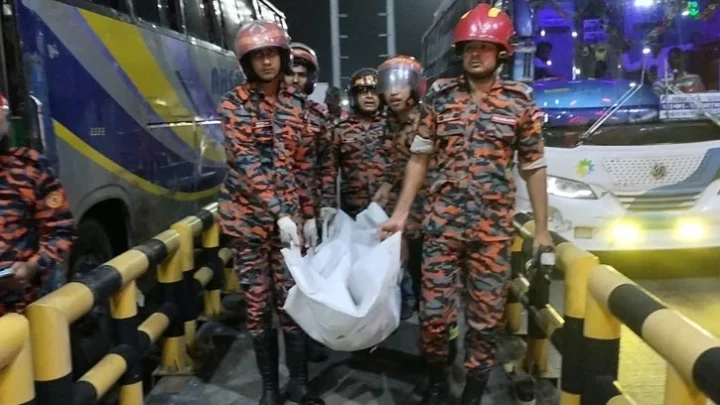 এক্সপ্রেসওয়ের ধলেশ্বরী টোল প্লাজায় বাসচাপায় হেলপার নিহত