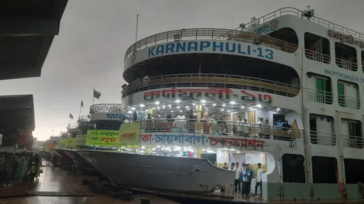 বৈরী আবহাওয়া, সদরঘাট থেকে লঞ্চ চলাচল বন্ধ