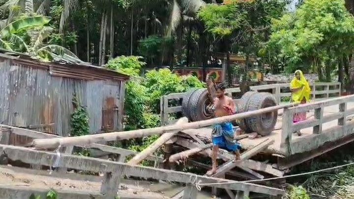 ঝালকাঠিতে সেতু ভেঙে খালে ট্রাক, যোগাযোগ বিচ্ছিন্ন