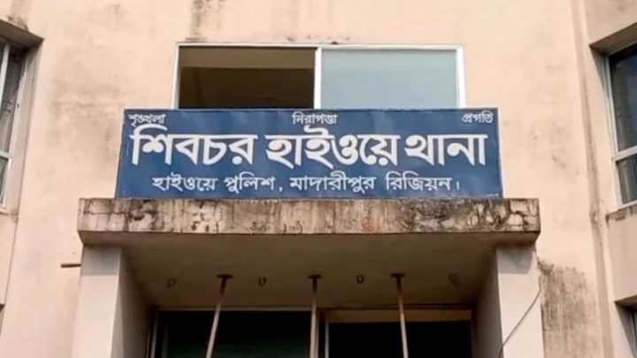 ভাঙ্গা এক্সপ্রেসওয়েতে বাসচাপায় বাবা-ছেলে নিহত