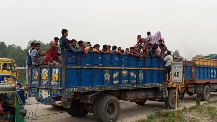 ঝুঁকি নিয়ে খোলা ট্রাকে ছুটছে ঘরমুখো মানুষ