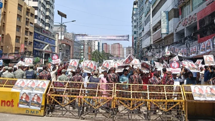 নয়া পল্টনে প্রধানমন্ত্রীর আগমনকে ঘিরে ভিড়