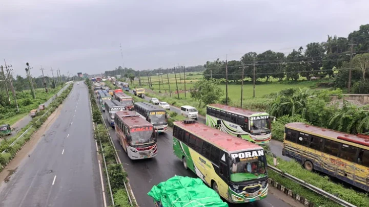 ঢাকা-টাঙ্গাইল-যমুনা সেতু মহাসড়‌কে ২৭ কি‌লো‌মিটার যানজট, বৃষ্টিতে ভোগান্তি
