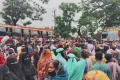 বেতনের দাবিতে মহাসড়ক অবরোধ, পুলিশের টিয়ারগ্যাস নিক্ষেপ