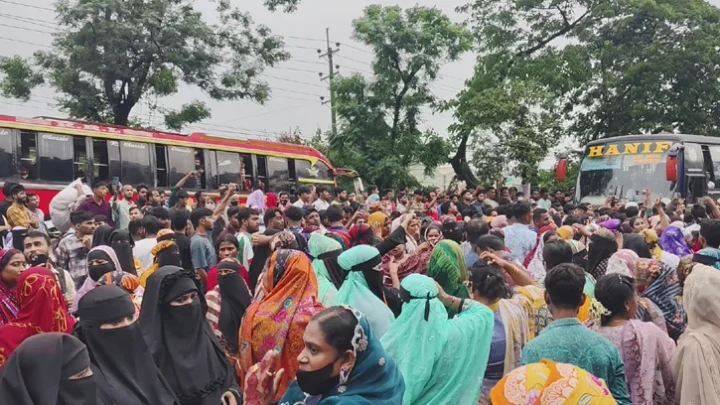 বেতনের দাবিতে মহাসড়ক অবরোধ, পুলিশের টিয়ারগ্যাস নিক্ষেপ