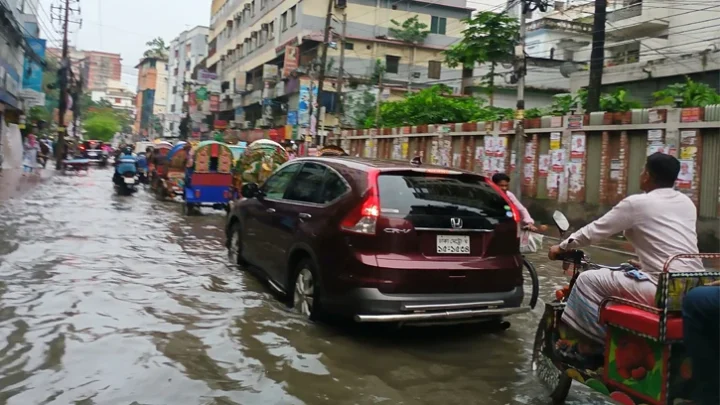 বৃষ্টিতে রাজধানীতে জলাবদ্ধতা, ভোগান্তি