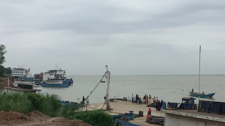 ফেরি পেতে ৩ ঘণ্টা