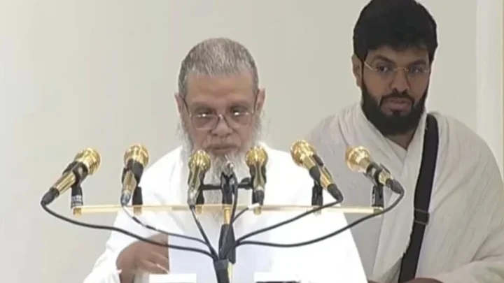 খুতবা শেষে আরাফার ময়দানে নামাজ আদায়