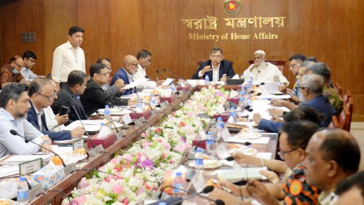 ঈদের আগেই পোশাক শ্রমিকদের বেতন-বোনাস দিতে হবে: স্বরাষ্ট্রমন্ত্রী