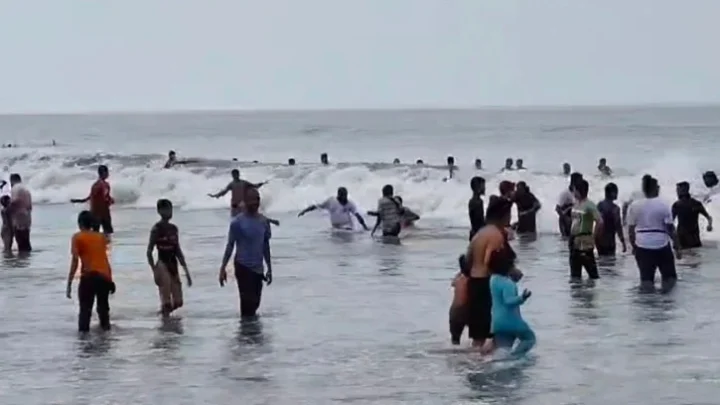 ছুটির শেষ দিনে প্রাণবন্ত কুয়াকাটা, কাটেনি ব্যবসায়ীদের হতাশা