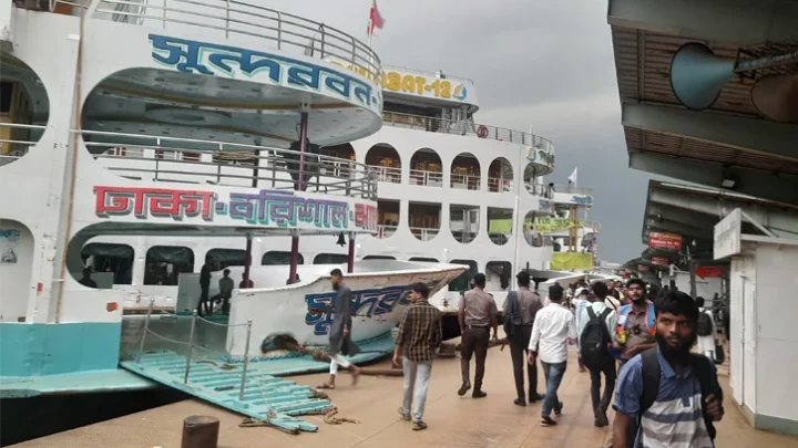 এখনো লঞ্চে গন্তব্যে যাওয়া অনেকের পছন্দ
