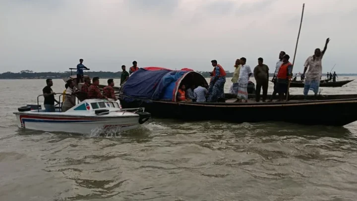 হিজলায় ঝড়ে নৌকাডুবি, বাবা-ছেলেসহ তিনজন নিখোঁজ