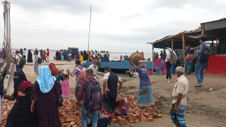 ঈদযাত্রায় পাটুরিয়া ঘাটে সংস্কারে ভোগান্তি