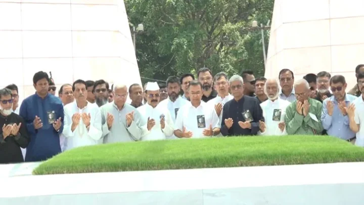 জিয়াউর রহমানের সমাধিতে প্রধানমন্ত্রীর শ্রদ্ধা