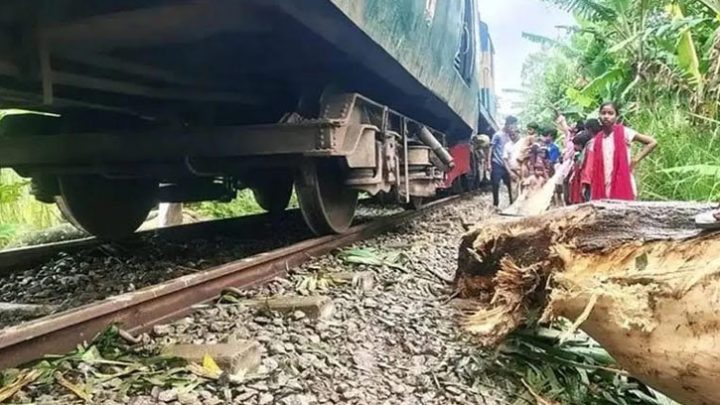 নীলফামারীতে ট্রেনের ইঞ্জিন লাইনচ্যুত, ট্রেন চলাচল বন্ধ