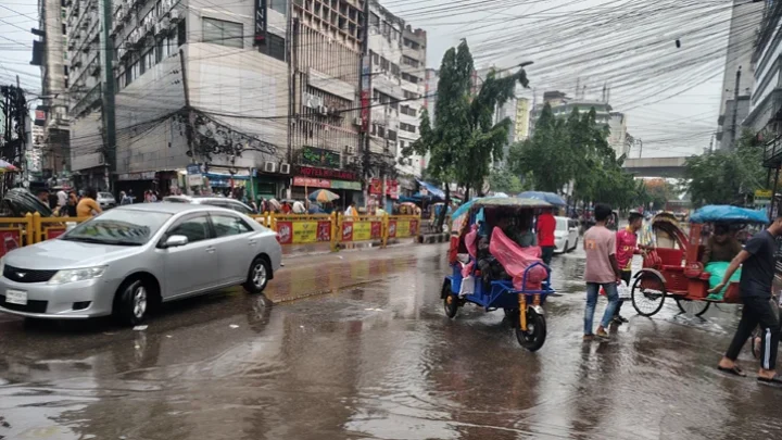 রাজধানী‌তে জলাবদ্ধতা, ছয় বিভাগে ভারী বৃষ্টির পূর্বাভাস