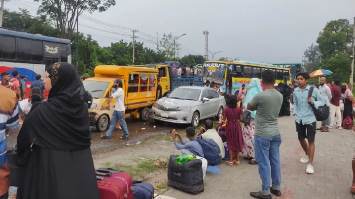 সাভার-আশুলিয়ায় বৃষ্টি ও ধীরগতিতে ঈদযাত্রায় ভোগান্তি