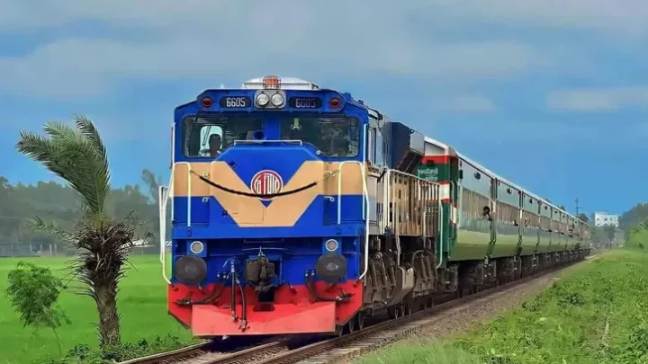 ঈদযাত্রায় চলন্ত ট্রেনের ছাদ থেকে পড়ে প্রাণ গেল তরুণের