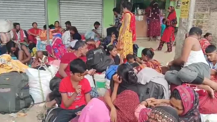 বাংলাদেশে ফিরতে ভারতীয় সীমান্তে কয়েকশ মানুষ