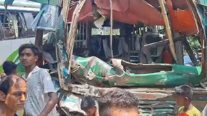 কুষ্টিয়ায় যাত্রীবাহী বাসের মুখোমুখি সংঘর্ষে নিহত ১, আহত ৬০