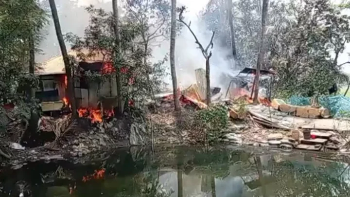 নোয়াখালীতে হত্যার প্রতিবাদে সন্দেহভাজনের বাড়িতে হামলা, অগ্নিসংযোগ