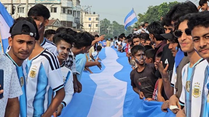 হিলি বন্দরে নীল-সাদায় রাঙানো আর্জেন্টিনা ভক্তদের উচ্ছ্বাস