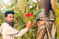 পাবনায় বিয়ের দাবিতে প্রেমিকের বাড়িতে অনশন