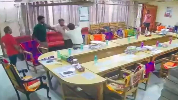 নোয়াখালীতে অধ্যক্ষ-সহাকরী অধ্যাপকের মারামারি, ভিডিও ভাইরাল