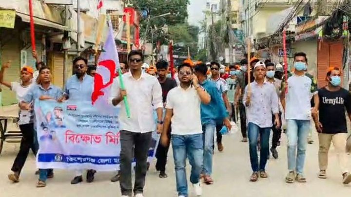 কিশোরগঞ্জে বৈঠা ও লাঠি হাতে কার্যক্রম নিষিদ্ধ ছাত্রলীগের মিছিল