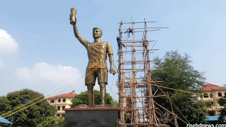 পশ্চিমবঙ্গের লেকটাউন থেকে সরানো হলো ৭০ ফুটের মেসি মূর্তি