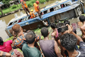 খুলনায় নিয়ন্ত্রণ হারিয়ে বাস পুকুরে, নিহত ১