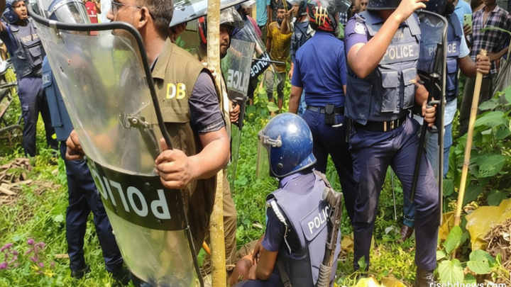 লালমনিরহাটে জনতা-পুলিশ সংঘর্ষ, ডিসি-এসপির গাড়ি ভাঙচুর, ওসি প্রত্যাহার