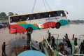 দৌলতদিয়ায় পদ্মায় ডুবে যাওয়া বাস উদ্ধার
